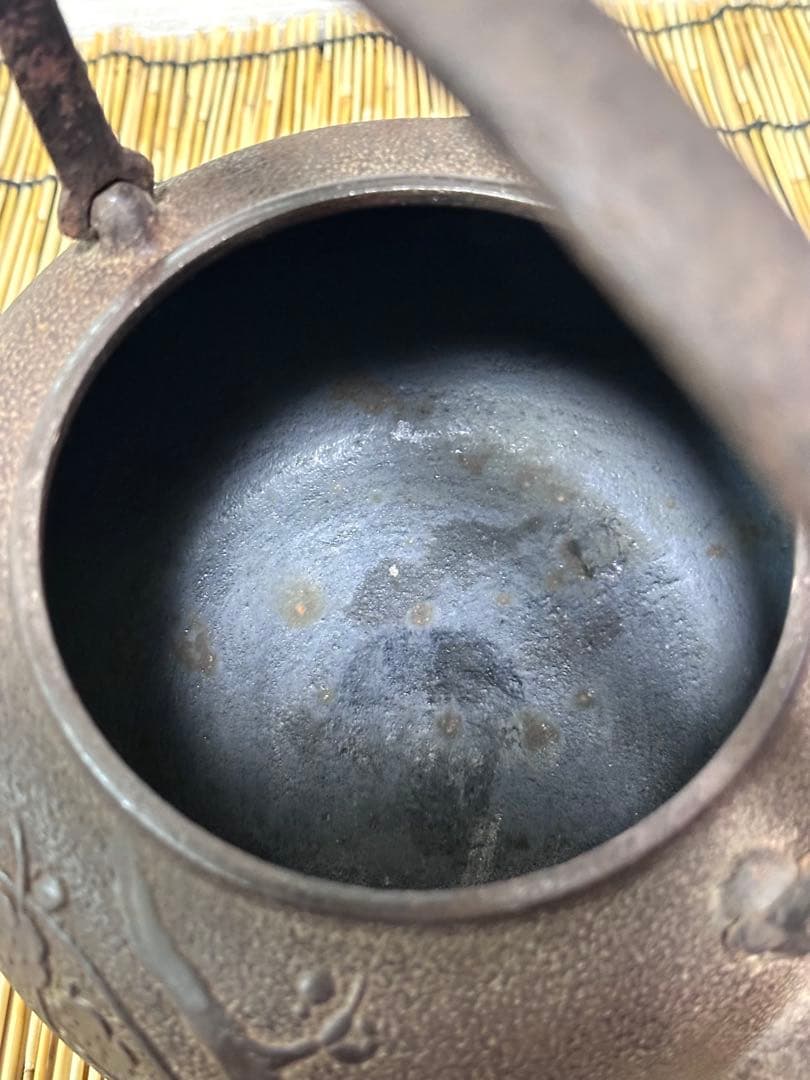 未使用品 山形鋳物師 横倉嘉山作 平鉉梅文様　南部鉄瓶　南部鉄器　調理器具　鉄瓶