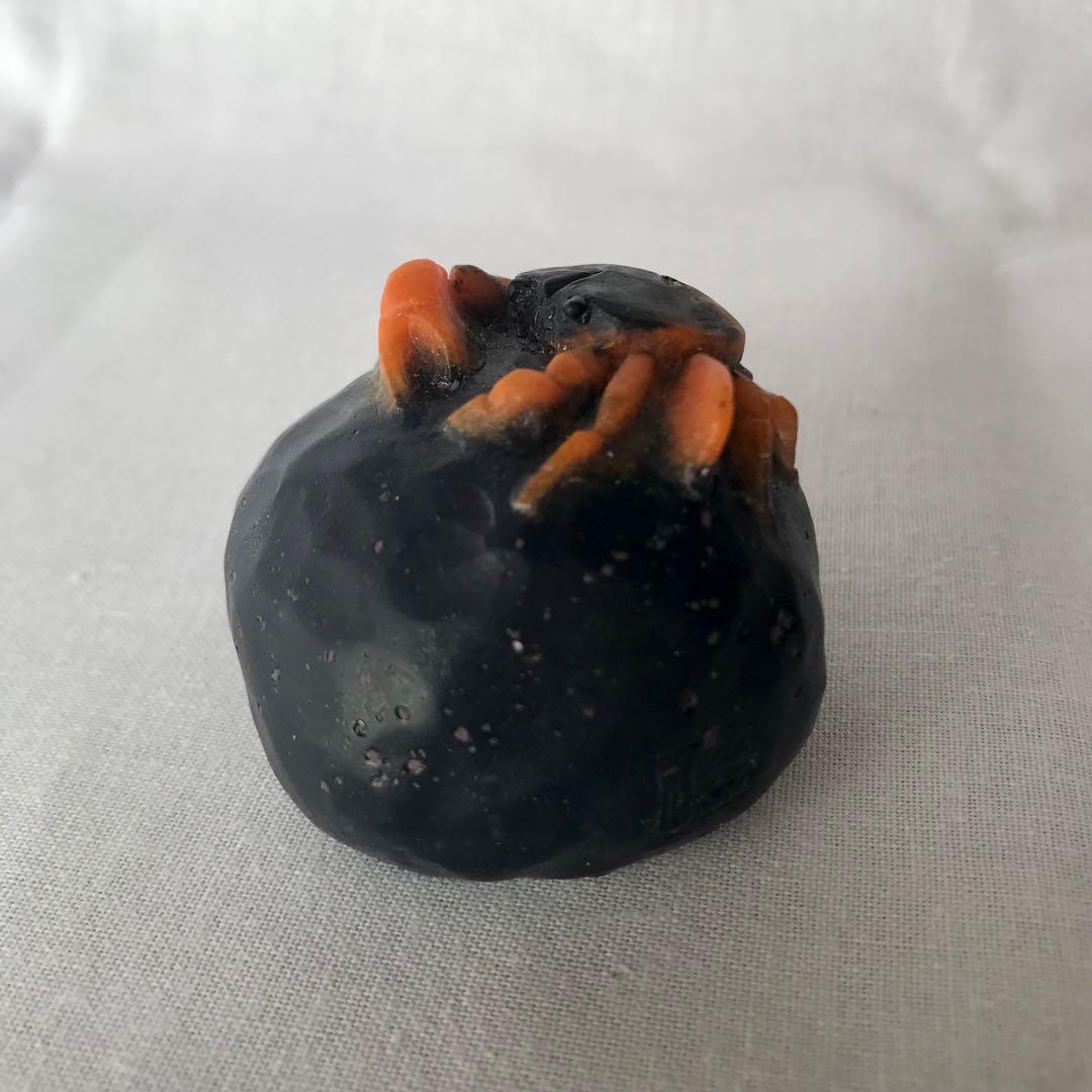 「岩に凝っとする沢蟹」　置物　ペーパーウェイト　パートドヴェール