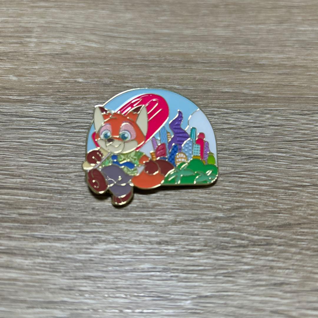 上海ディズニーリゾート 限定ピンバッジ zootpia ニック - メルカリ