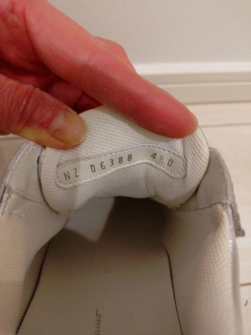 ★週末限定★ 美品★Salvatore Ferragamo シルバー スニーカー