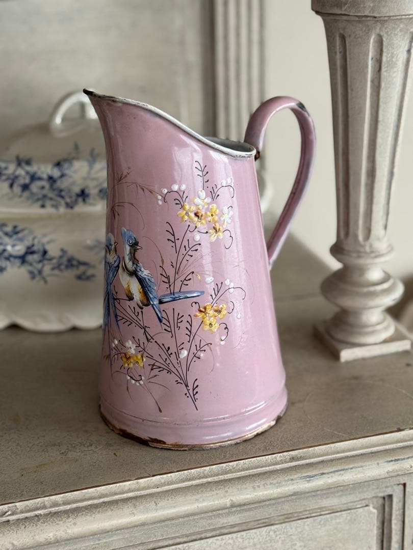 フランスアンティークホーロー薄ピンクツバメと小花柄バンドペイントピッチャージャグ