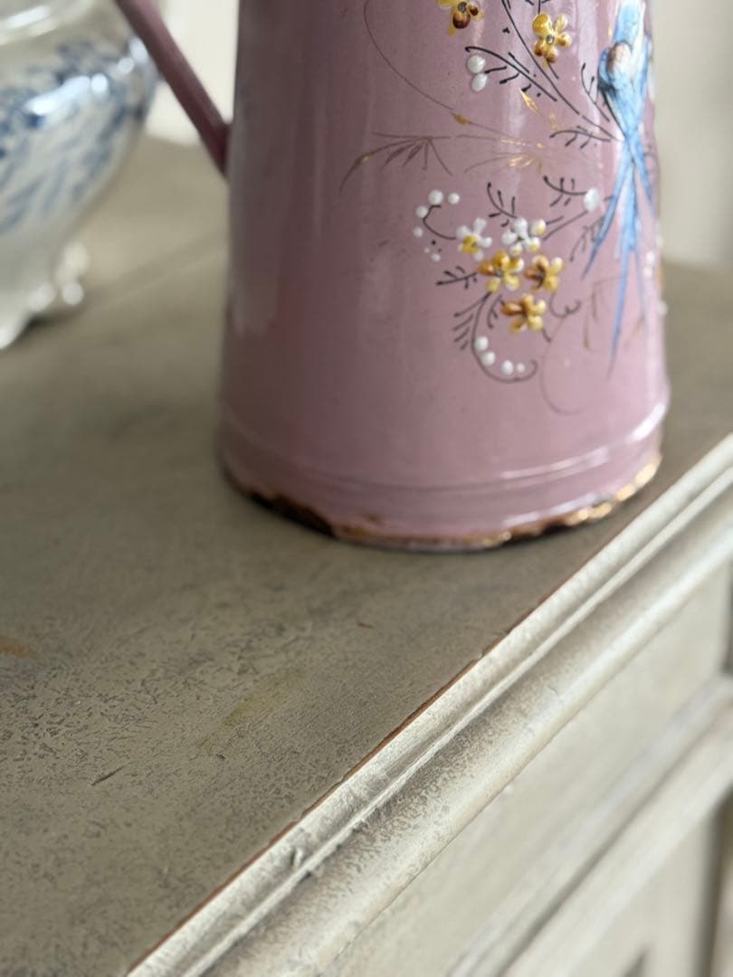 フランスアンティークホーロー薄ピンクツバメと小花柄バンドペイントピッチャージャグ