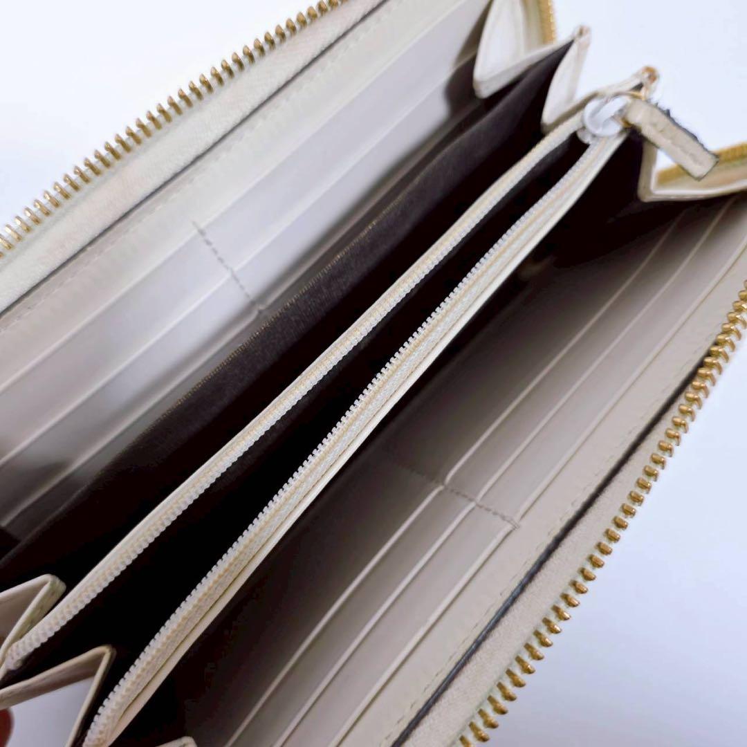 GUCCI グッチ　長財布　ラウンドファスナー　GG シマ　レザー　ホワイト