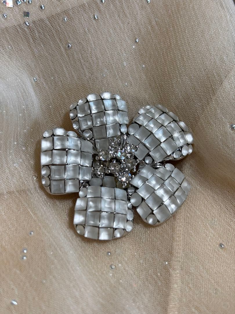 フォクシー フラワーブローチ ホワイトfoxey BROOCH \"FLEUR\"