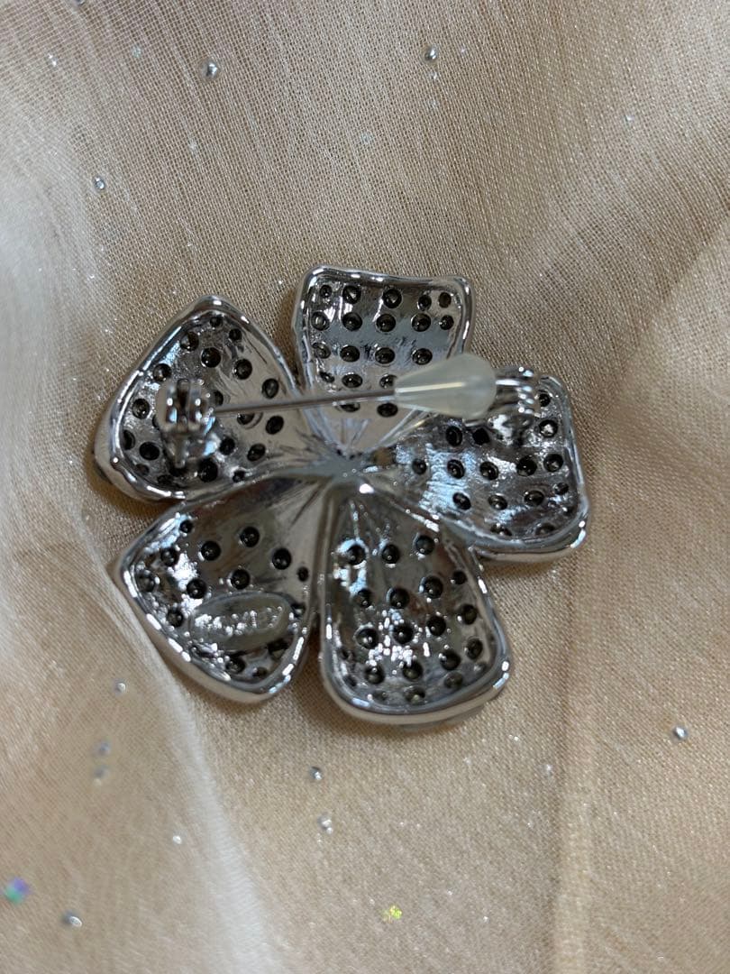 フォクシー フラワーブローチ ホワイトfoxey BROOCH \"FLEUR\"