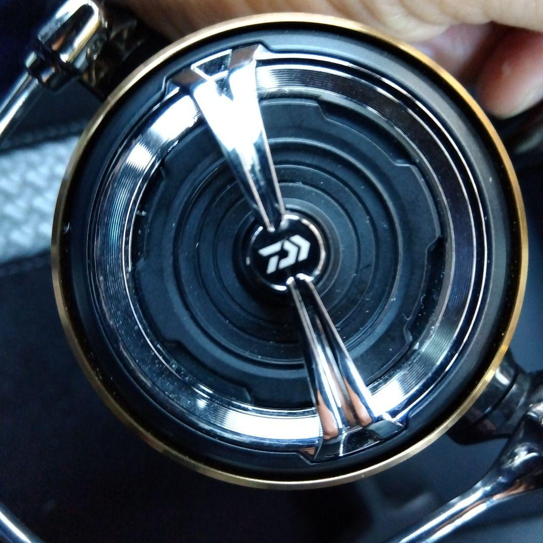 20LUVIAS LT 4000CXHスピニングリール ブラック/シルバー