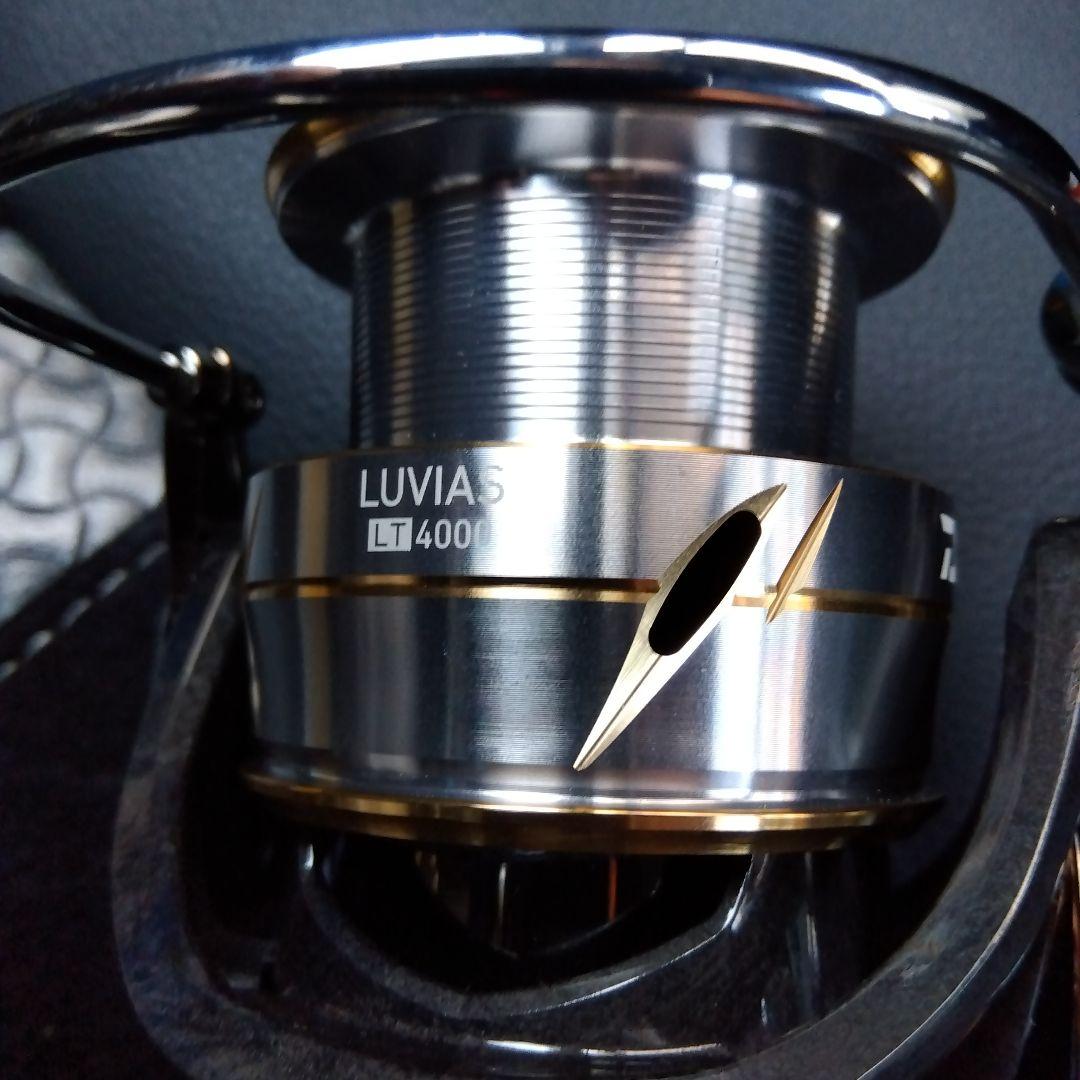 20LUVIAS LT 4000CXHスピニングリール ブラック/シルバー