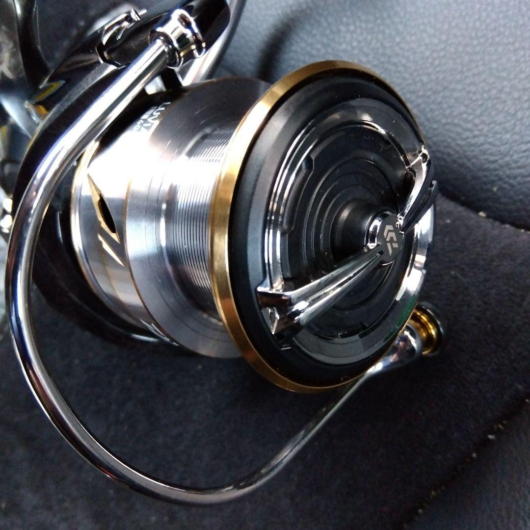 20LUVIAS LT 4000CXHスピニングリール ブラック/シルバー