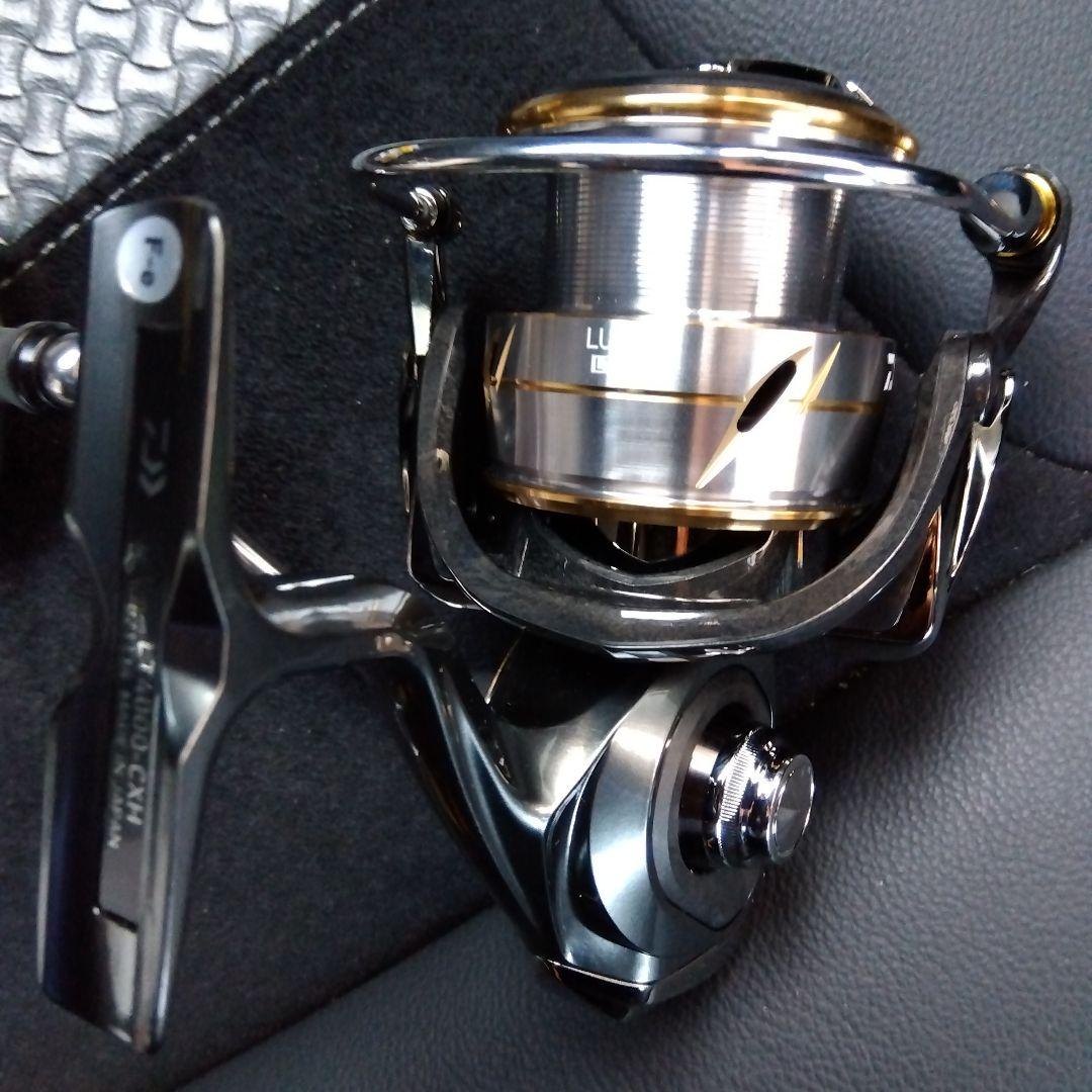 20LUVIAS LT 4000CXHスピニングリール ブラック/シルバー