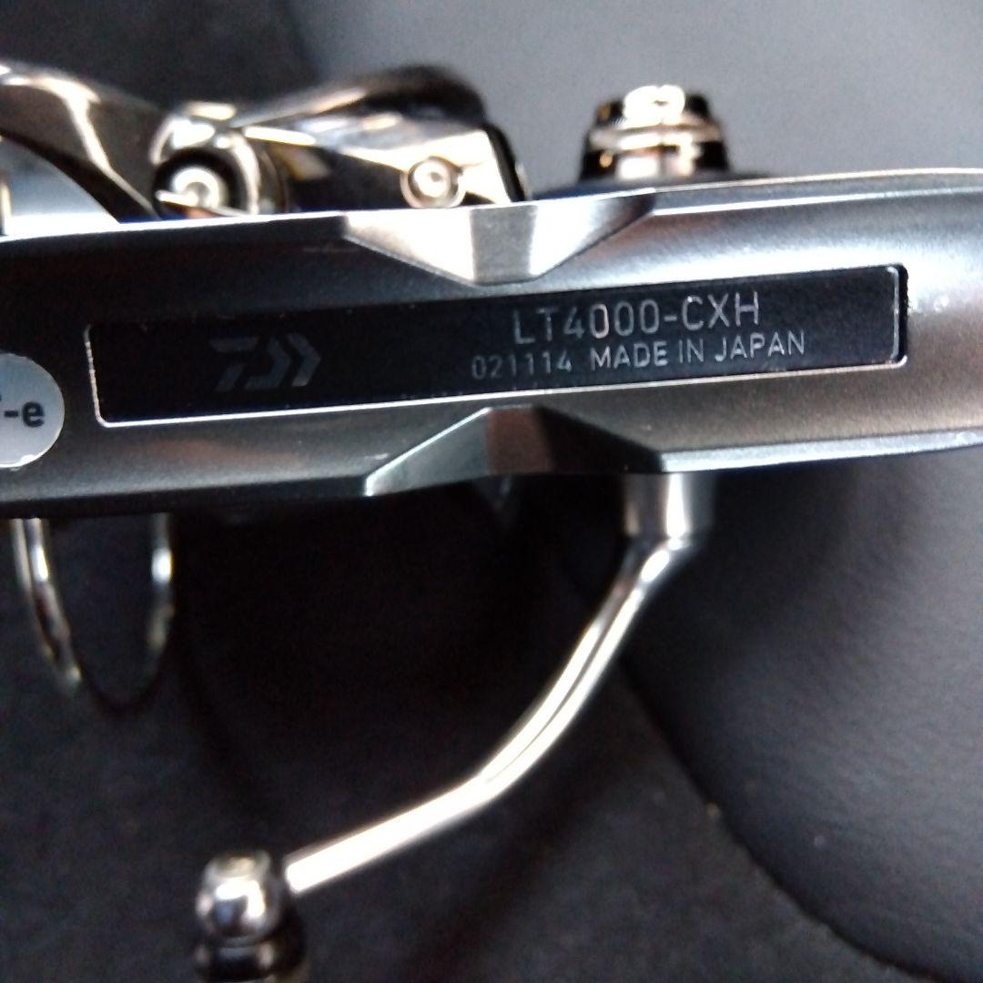 20LUVIAS LT 4000CXHスピニングリール ブラック/シルバー