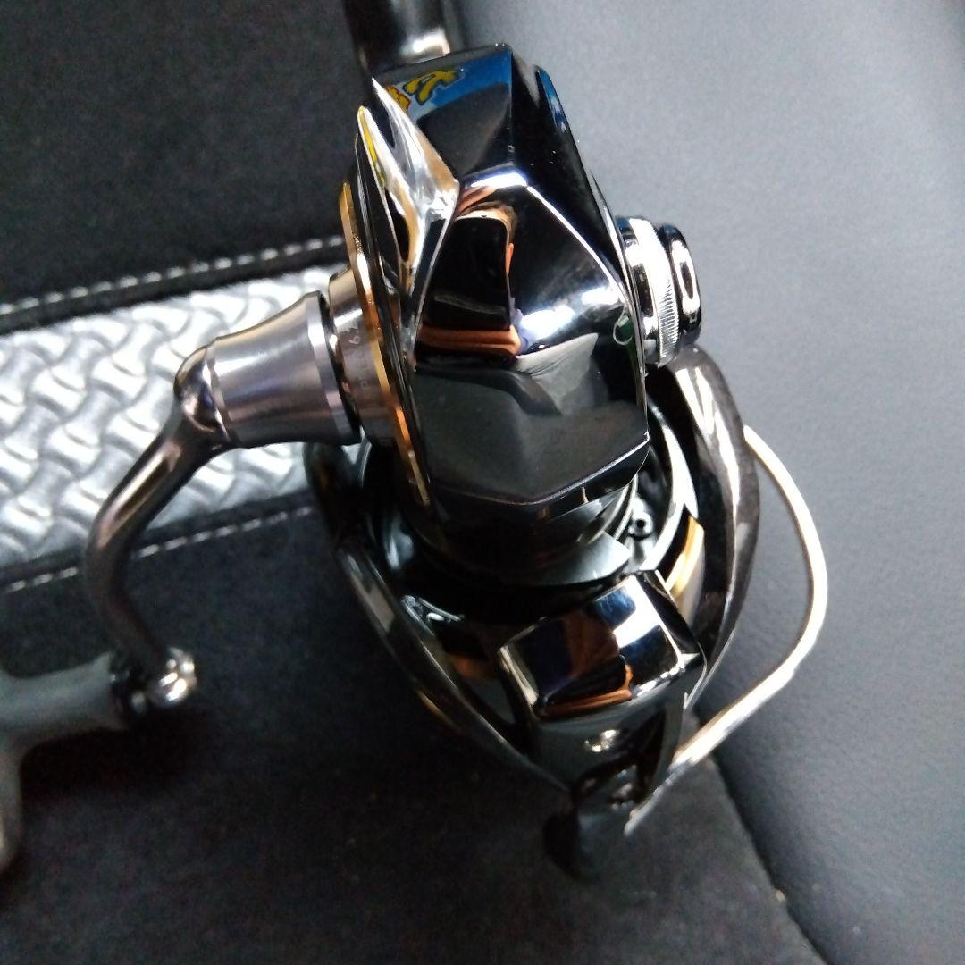 20LUVIAS LT 4000CXHスピニングリール ブラック/シルバー