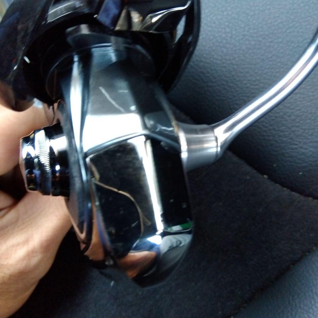 20LUVIAS LT 4000CXHスピニングリール ブラック/シルバー