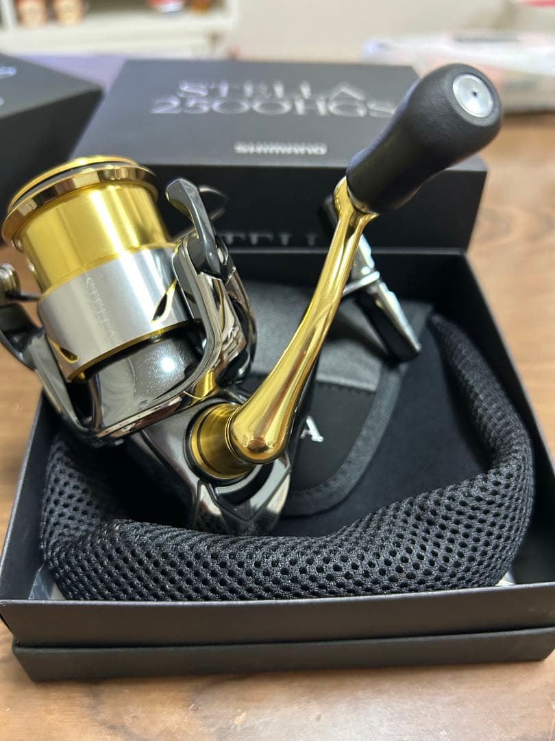 美品　シマノ　14 ステラ2500HGS 新品の替ラインローラー付き