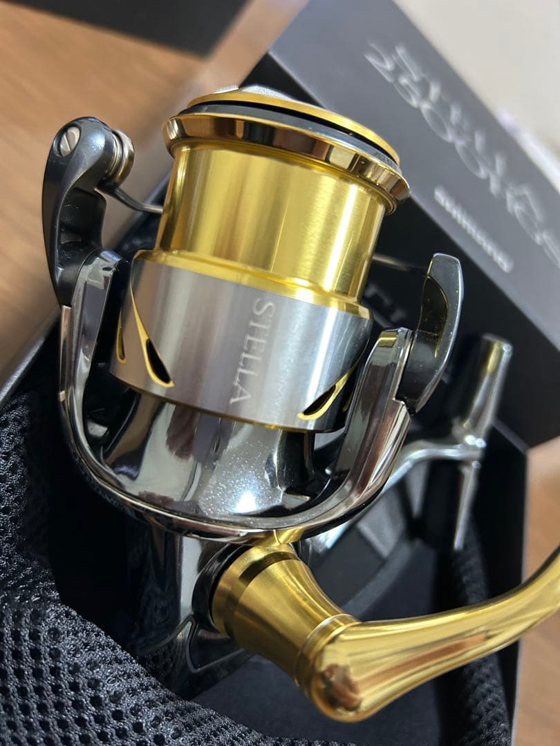 美品　シマノ　14 ステラ2500HGS 新品の替ラインローラー付き