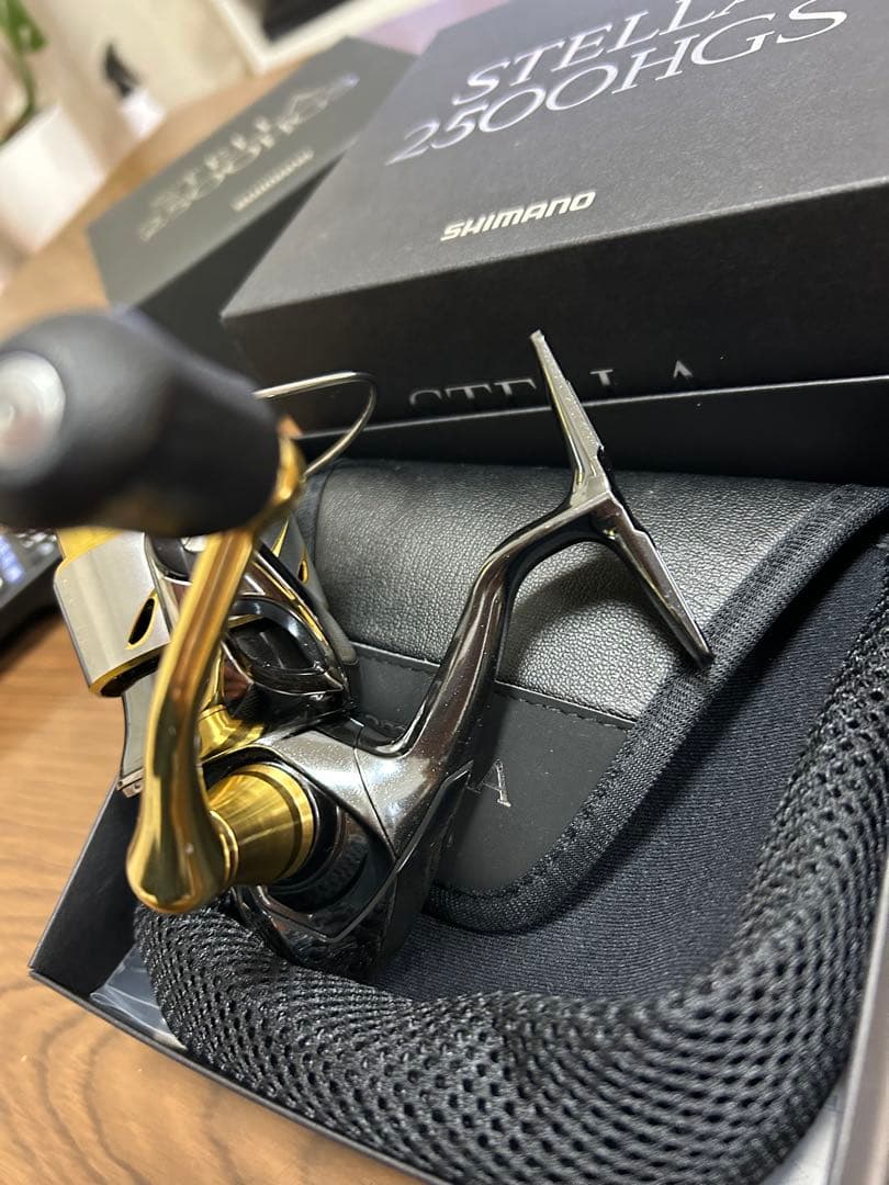 美品　シマノ　14 ステラ2500HGS 新品の替ラインローラー付き
