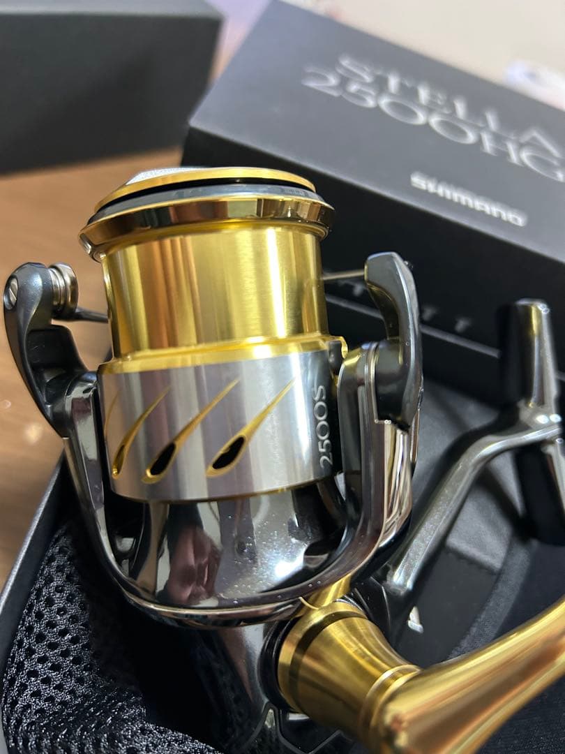 美品　シマノ　14 ステラ2500HGS 新品の替ラインローラー付き