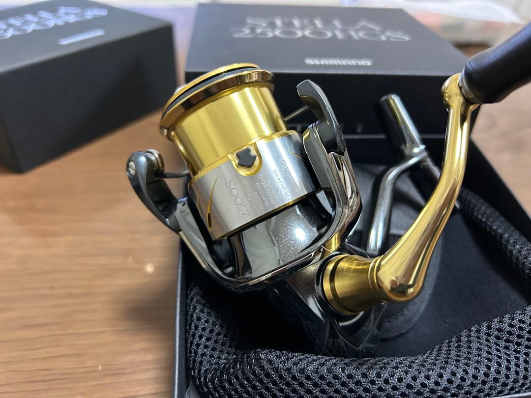美品　シマノ　14 ステラ2500HGS 新品の替ラインローラー付き