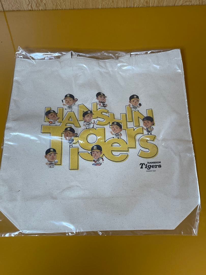 阪神タイガースとマッカノーズデザインとコラボレーションしたグッズ