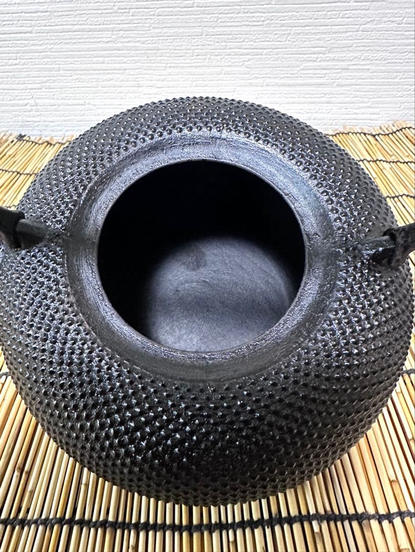 未使用、保管品　南部伝統工芸士 及川寛治作　１５型姥口アラレ　南部鉄瓶　南部鉄器