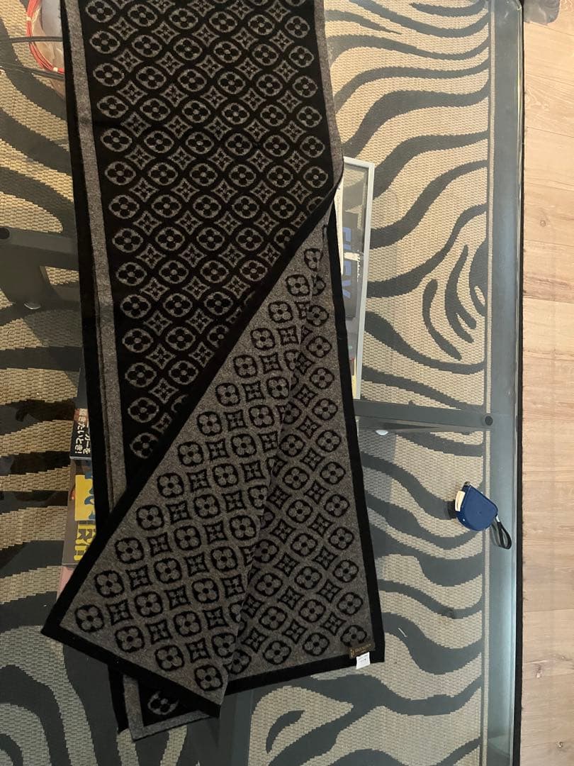 ルイヴィトンのロゴ柄のブラック、グレー マフラー