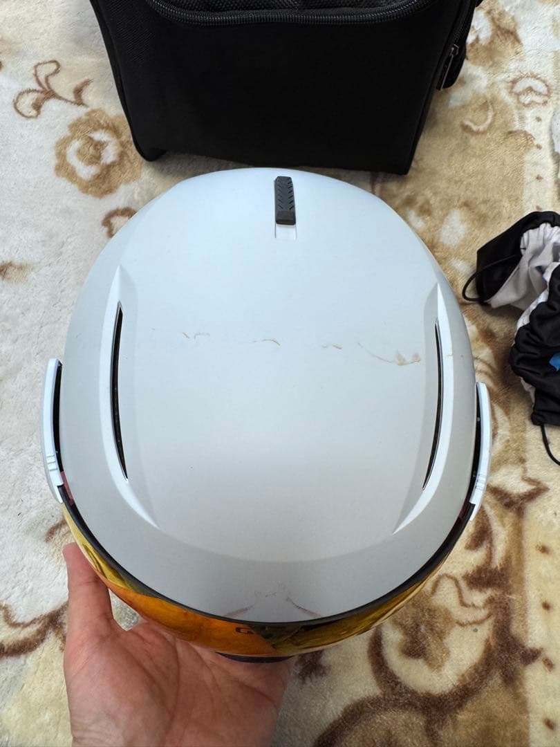 2回のみ使用美品】スキーヘルメット　ジロ　バイザー一体型レディース