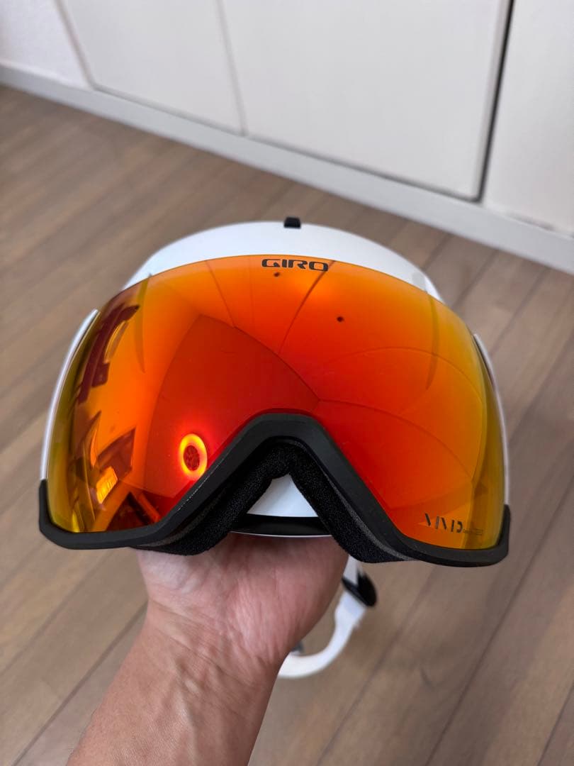 2回のみ使用美品】スキーヘルメット　ジロ　バイザー一体型レディース