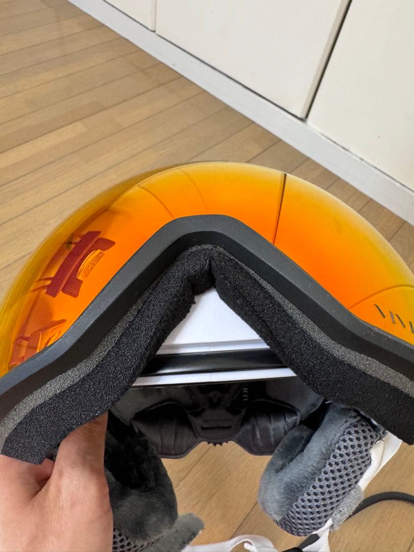 2回のみ使用美品】スキーヘルメット　ジロ　バイザー一体型レディース