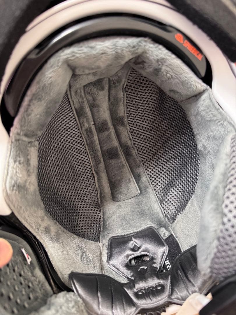 2回のみ使用美品】スキーヘルメット　ジロ　バイザー一体型レディース