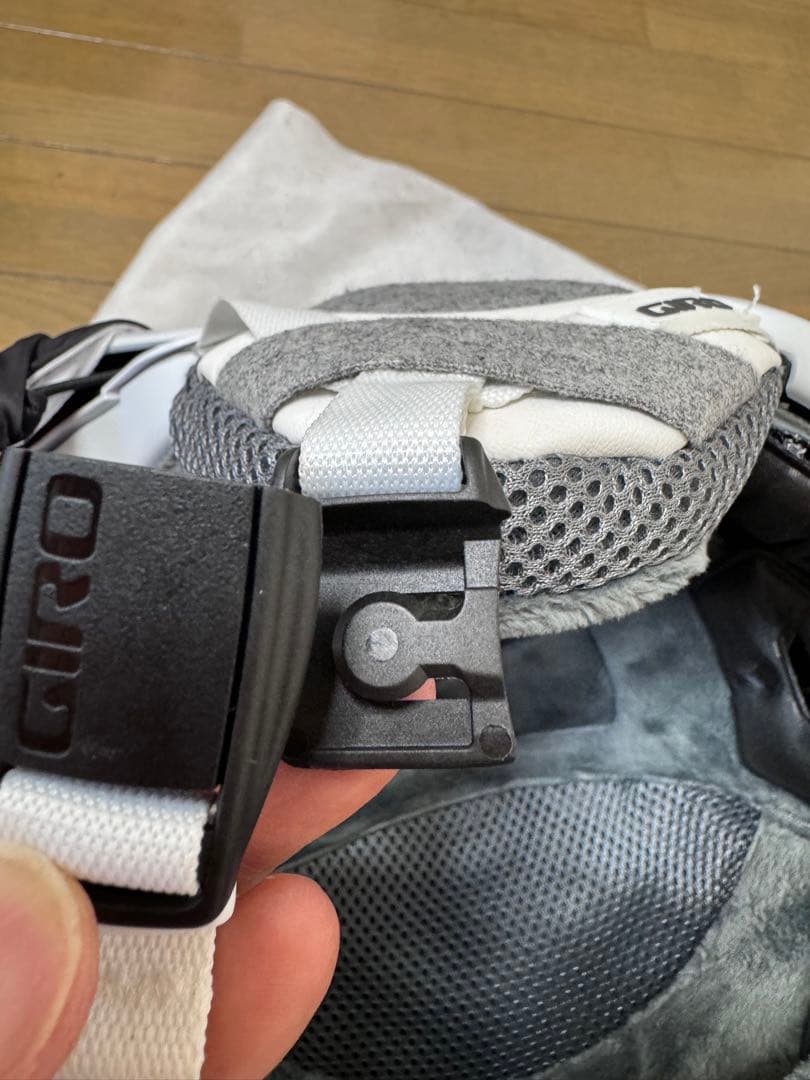 2回のみ使用美品】スキーヘルメット　ジロ　バイザー一体型レディース