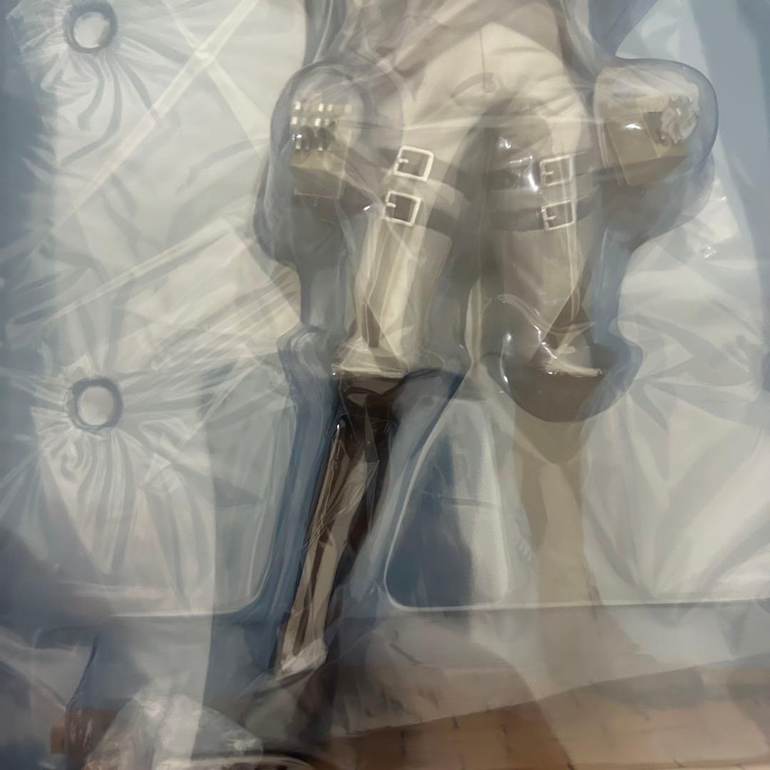 進撃の巨人　エルヴィン　1/8 フィギュア　千値練　BRAVE ACT