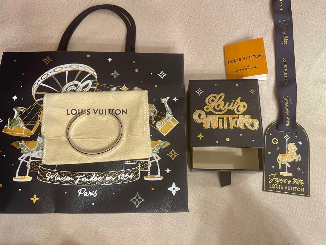 Louis Vuitton シルバーバングル