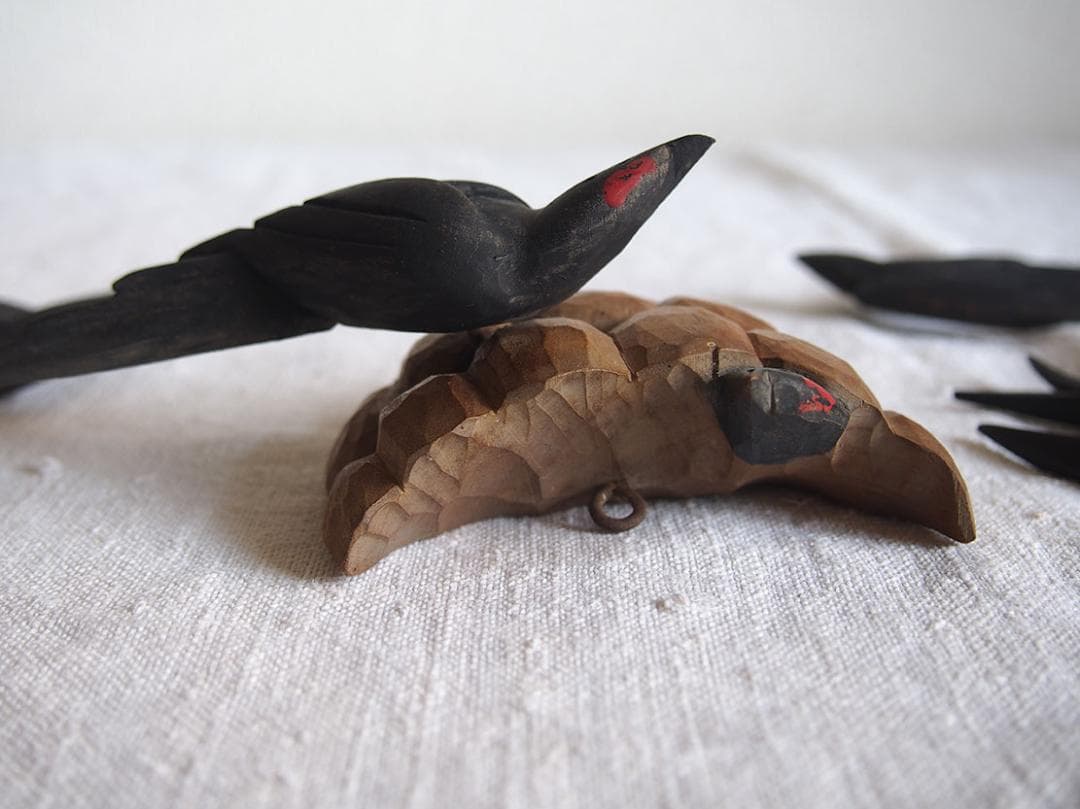 木彫りのツバメ 壁飾り オーナメント４羽と巣 ヨーロッパ 渡り鳥 小鳥/K244