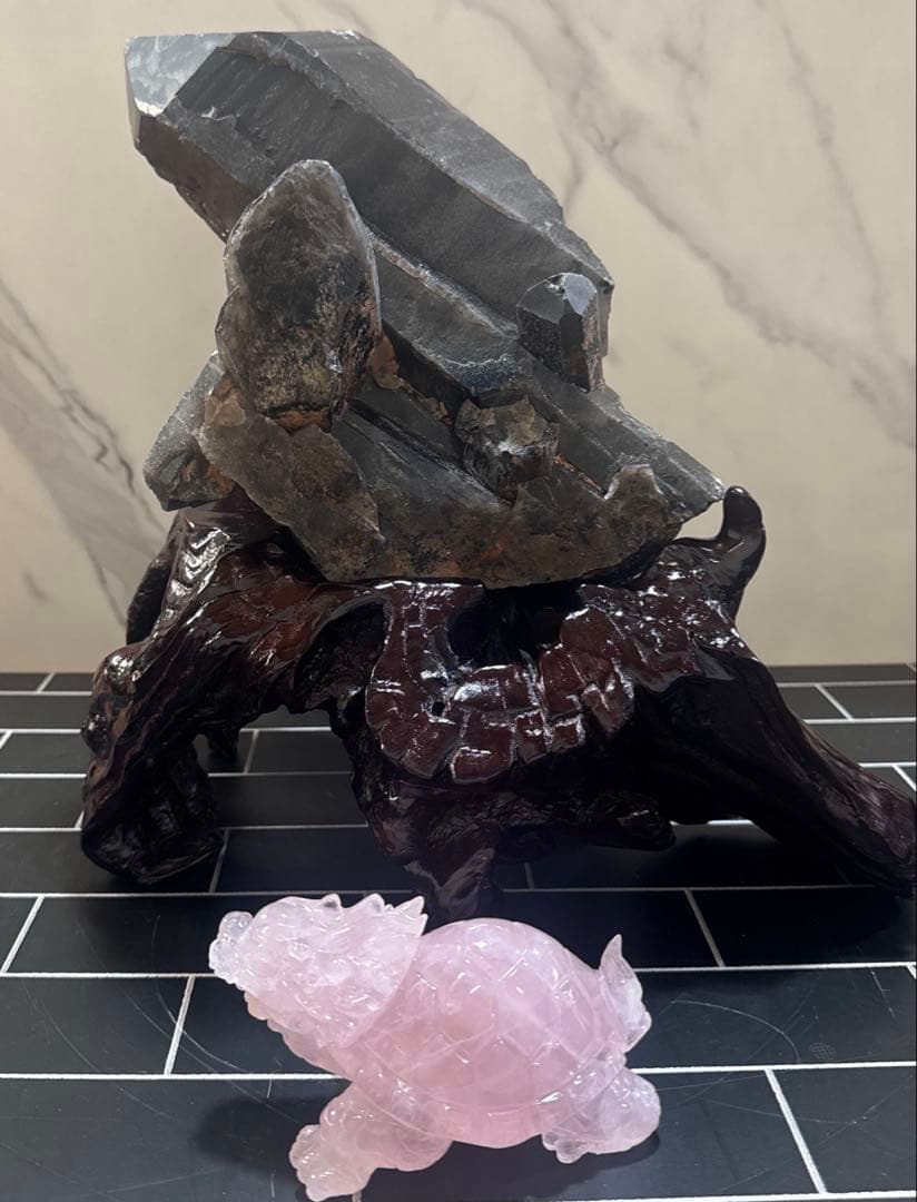 【展示品】山東省五蓮県産 6.3kg モリオン原石 台座付　黒水晶