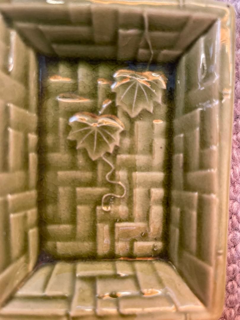 淡路珉平焼きの小皿　網代文に蔦