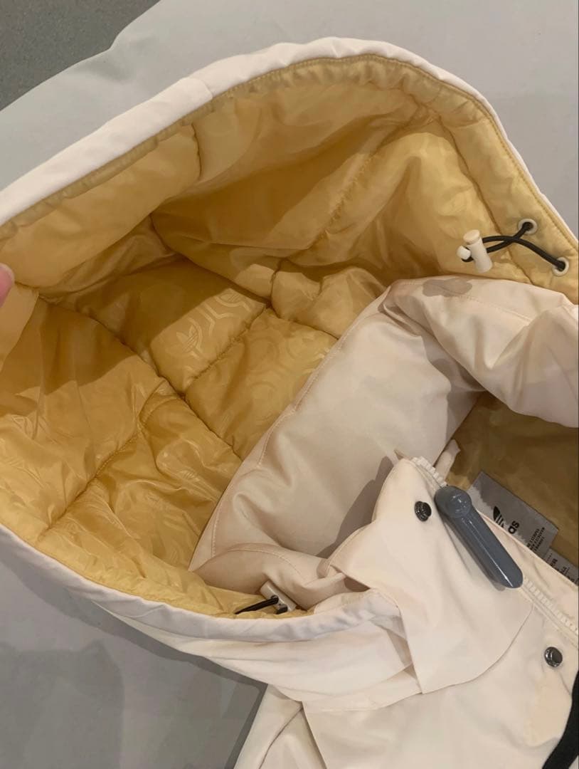 新品XL Adidasパファージャケット メンズ ホワイト JN7476