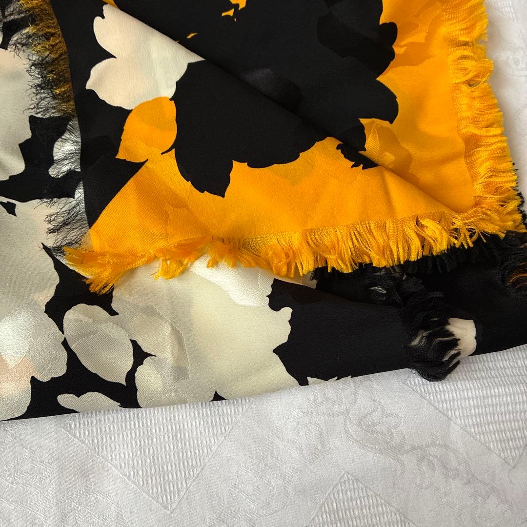 GUCCI 花柄ストール 黒・オレンジ・白 125×125