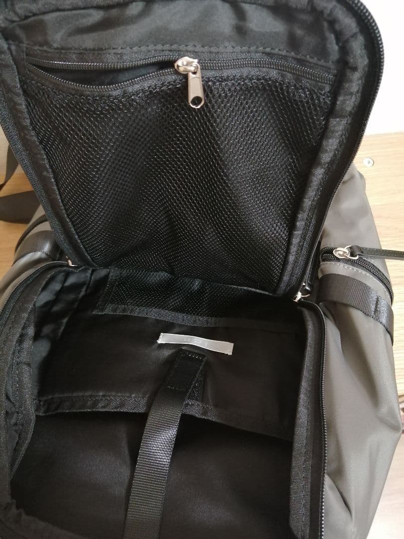 新品　ICB アイシービー ８ポケットナイロンリュック　チャコールグレー系