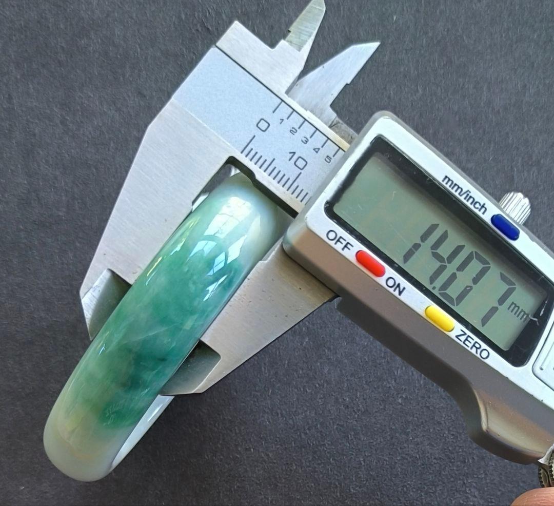 【日本鑑別書付:青翡翠】ミャンマー産青翡翠のバングル（内径55ミリ弱）8616