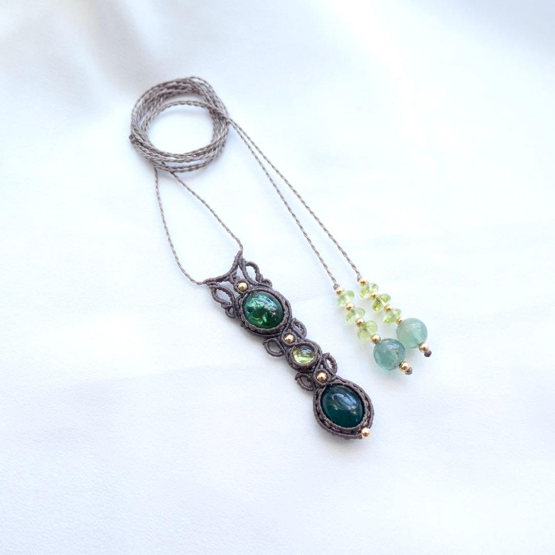 2種類のグリーンアンバー・ペリドットのマクラメネックレス