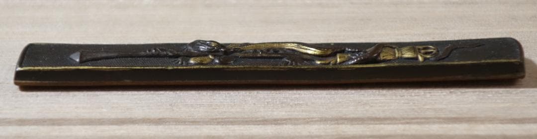 鍔 鐔 小柄 刀装具 武具 骨董【素銅魚々子地 高肉彫 鍍金 倶利伽羅龍図小柄】