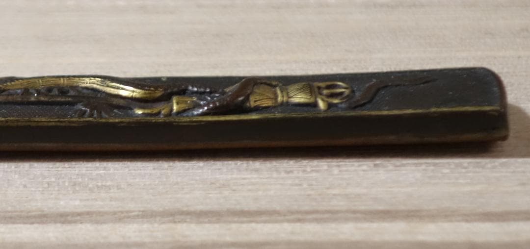 鍔 鐔 小柄 刀装具 武具 骨董【素銅魚々子地 高肉彫 鍍金 倶利伽羅龍図小柄】