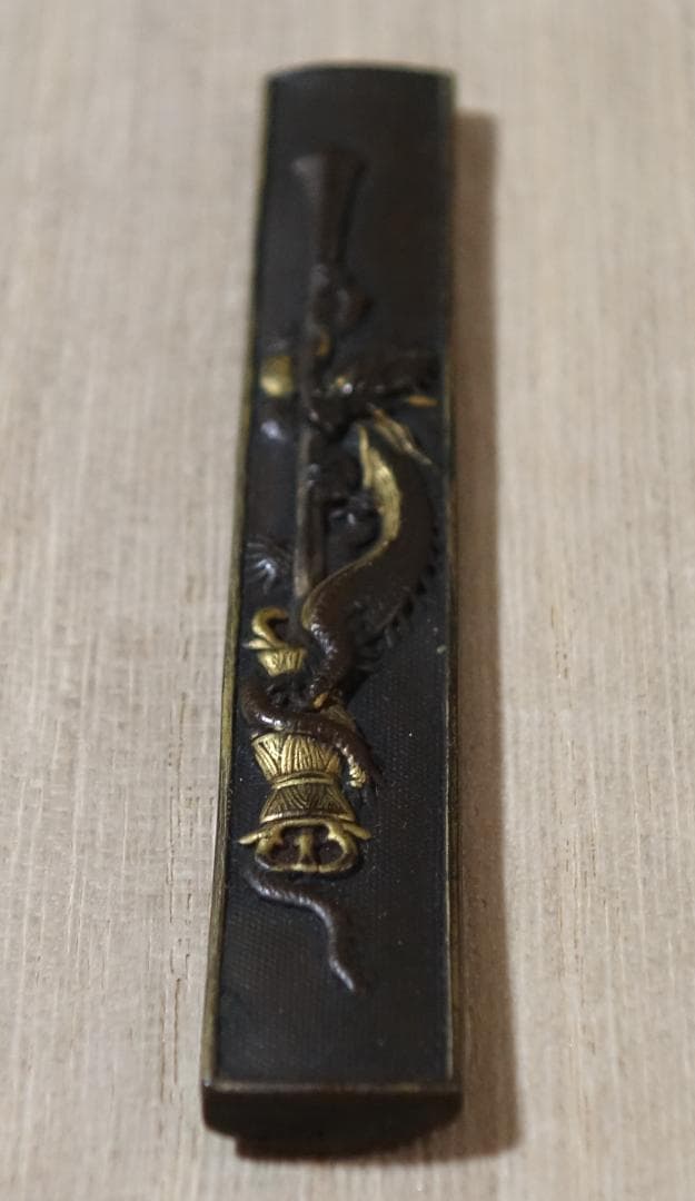 鍔 鐔 小柄 刀装具 武具 骨董【素銅魚々子地 高肉彫 鍍金 倶利伽羅龍図小柄】