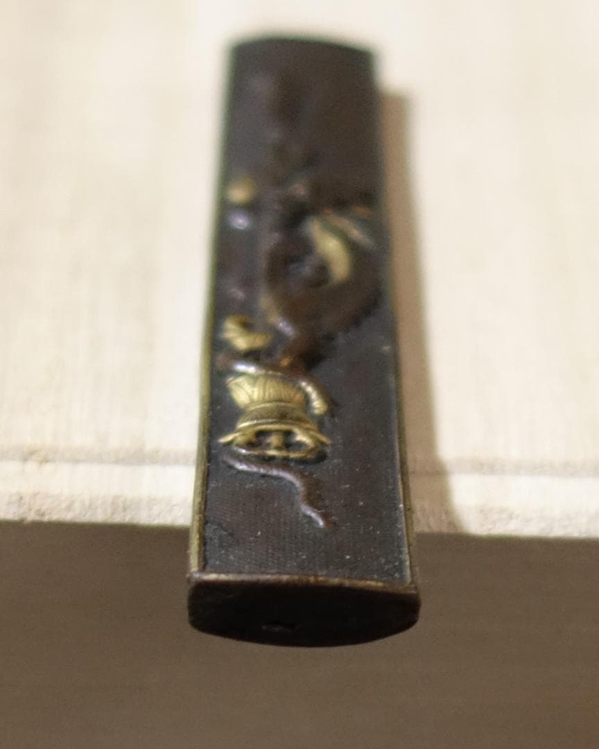 鍔 鐔 小柄 刀装具 武具 骨董【素銅魚々子地 高肉彫 鍍金 倶利伽羅龍図小柄】