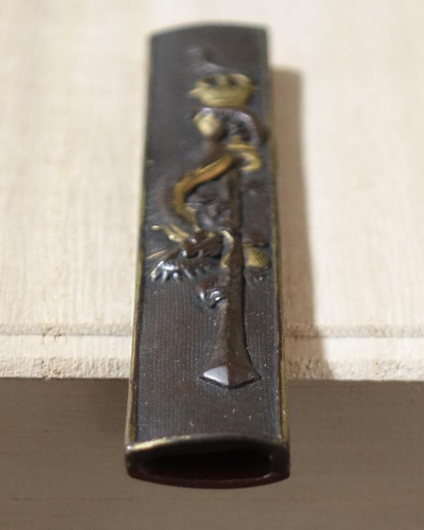 鍔 鐔 小柄 刀装具 武具 骨董【素銅魚々子地 高肉彫 鍍金 倶利伽羅龍図小柄】