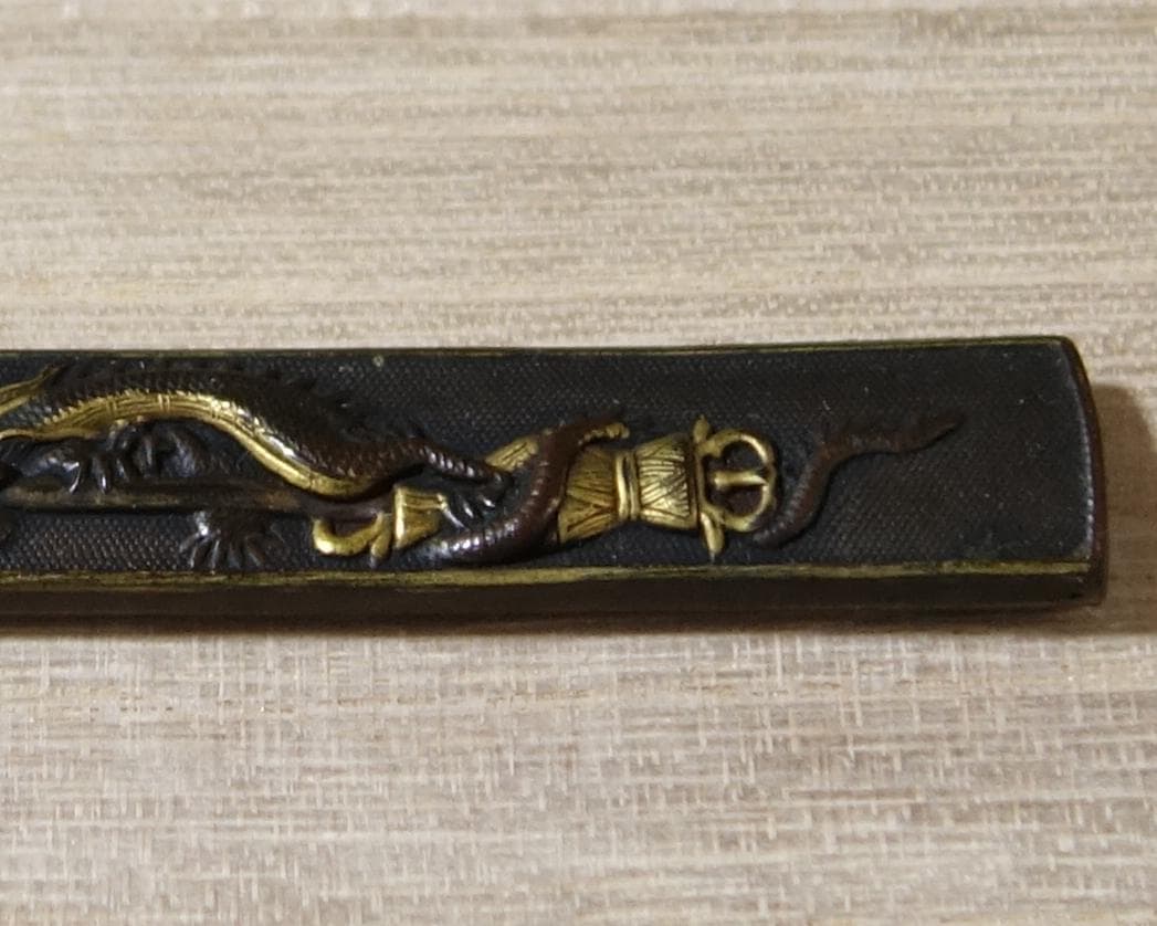 鍔 鐔 小柄 刀装具 武具 骨董【素銅魚々子地 高肉彫 鍍金 倶利伽羅龍図小柄】