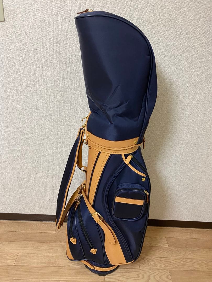 ネイビーとベージュのゴルフキャディバッグ