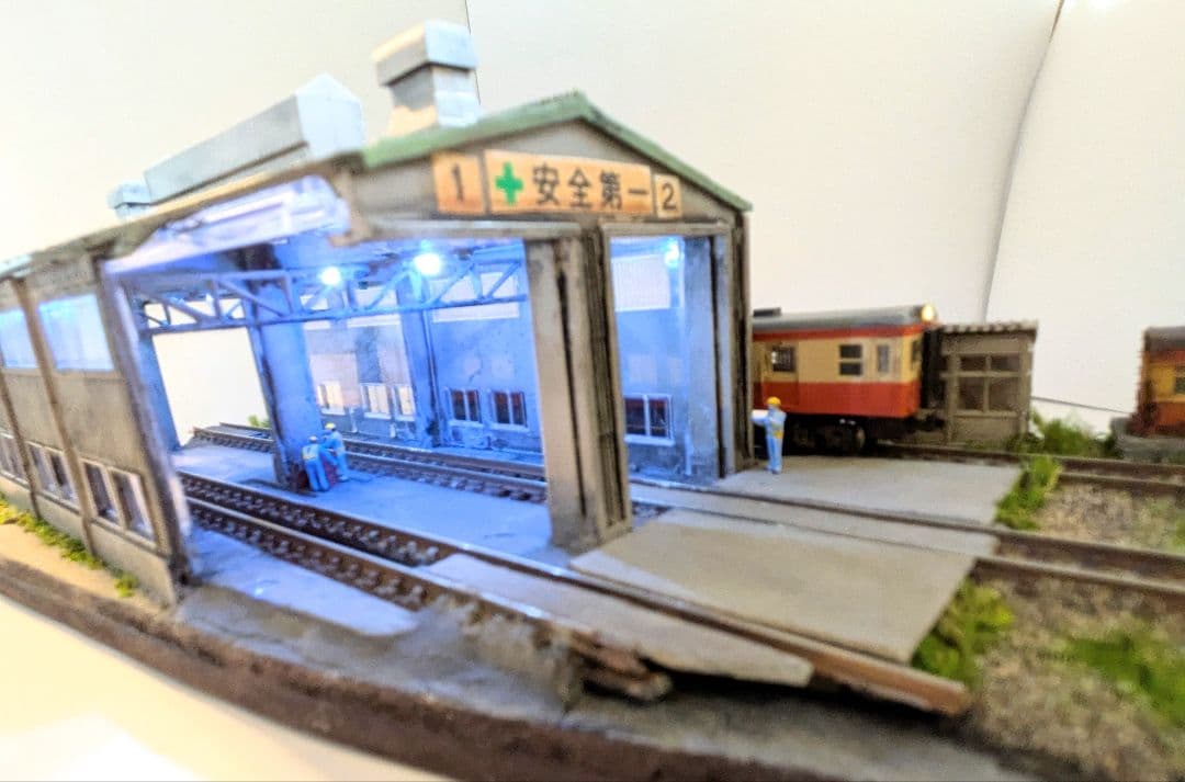 E*O様 Nゲージ・ジオラマ展示台【ディーゼル機関庫】※車両付き - メルカリ