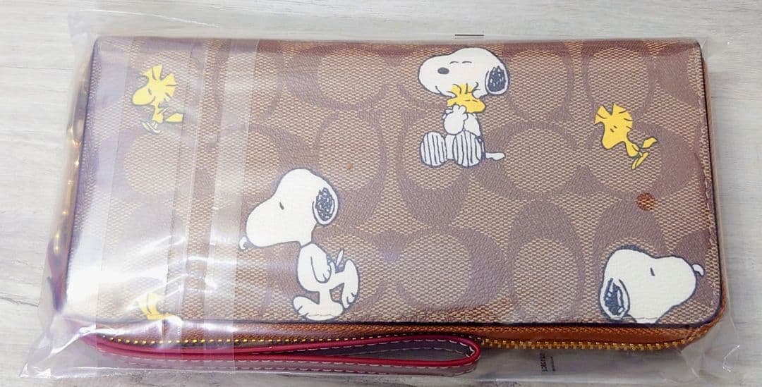 新品 COACH コーチ スヌーピー シグネチャー柄 ラウンドジップ 長財布