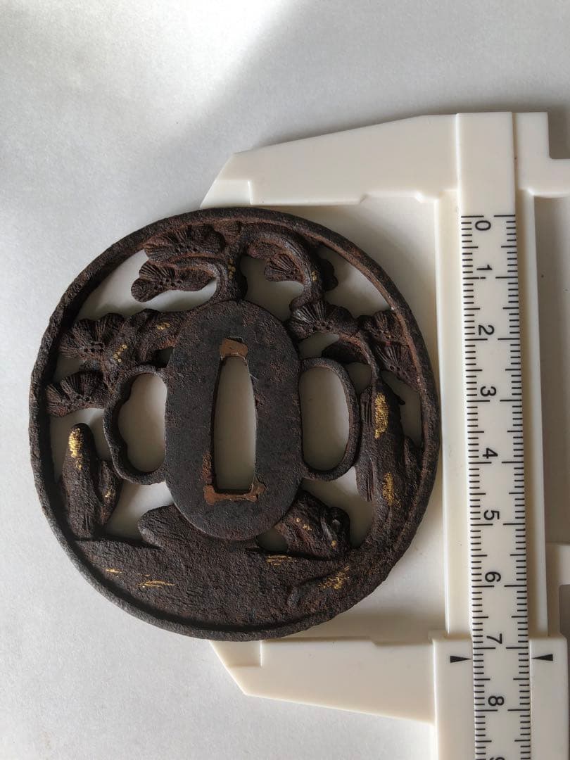 透かし鍔 古鍔 鉄地 鐔 金象嵌 つば 刀装具 古美術 時代物 松葉の図 26M