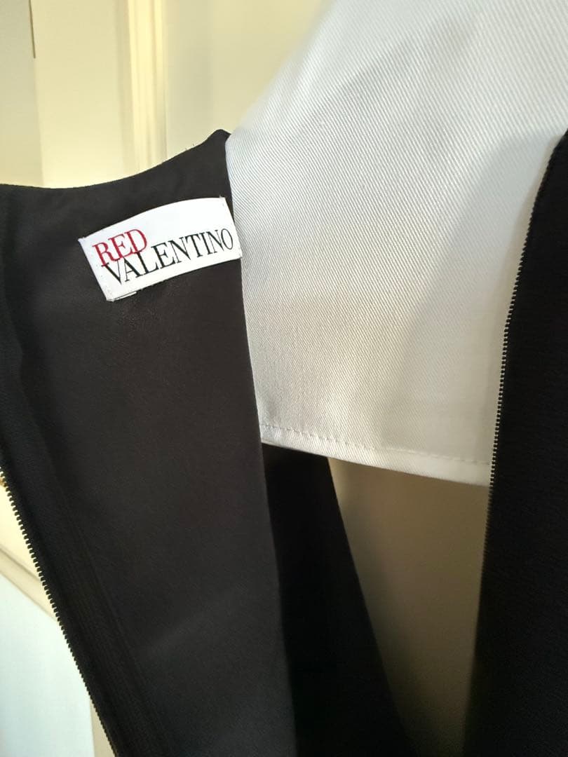 RED VALENTNO ノースリーブひざ丈ワンピース フリルデザイン 黒と白